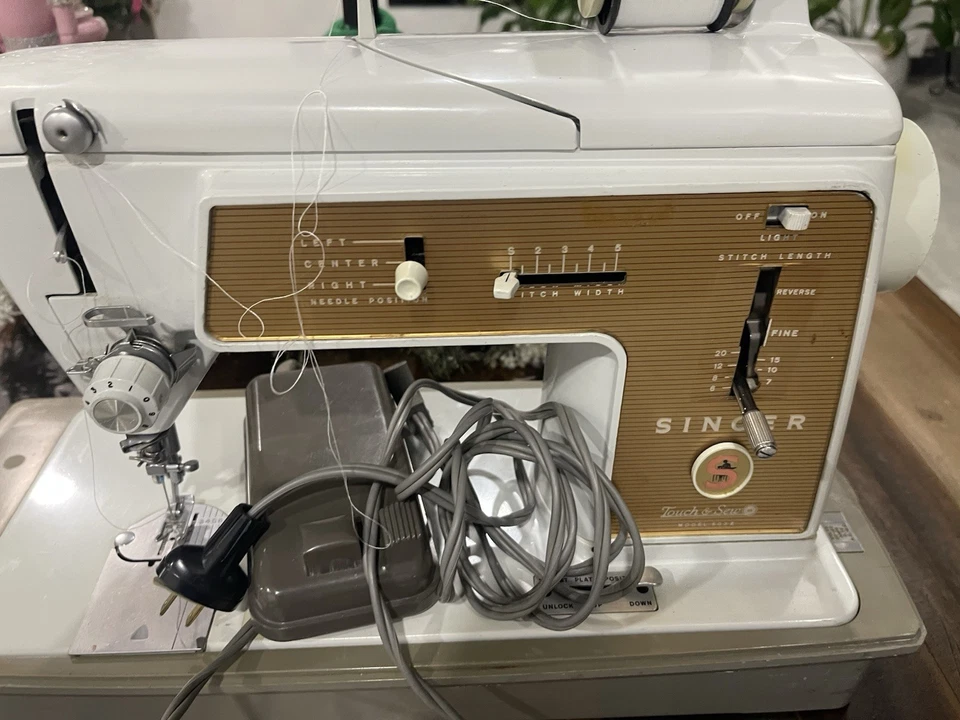 Conjunto de acessórios para máquina de costura Singer Vintage Touch Sew Zig Zag modelo 603 - Imagem 3 de 4