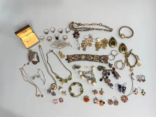 Vintage Costume Jewelry Lot: rings, bracelets, necklaces, earrings, estate items