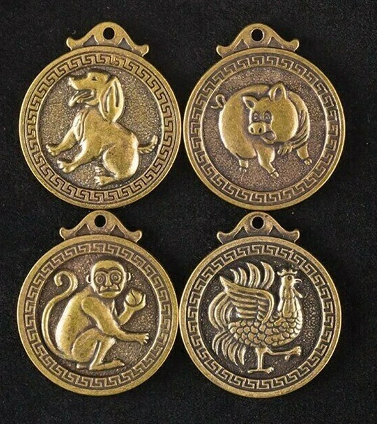 Colgante de oro chino con símbolos astrológicos mensuales antiguos de latón con signos de animales del zodiaco Foto 2 de 4