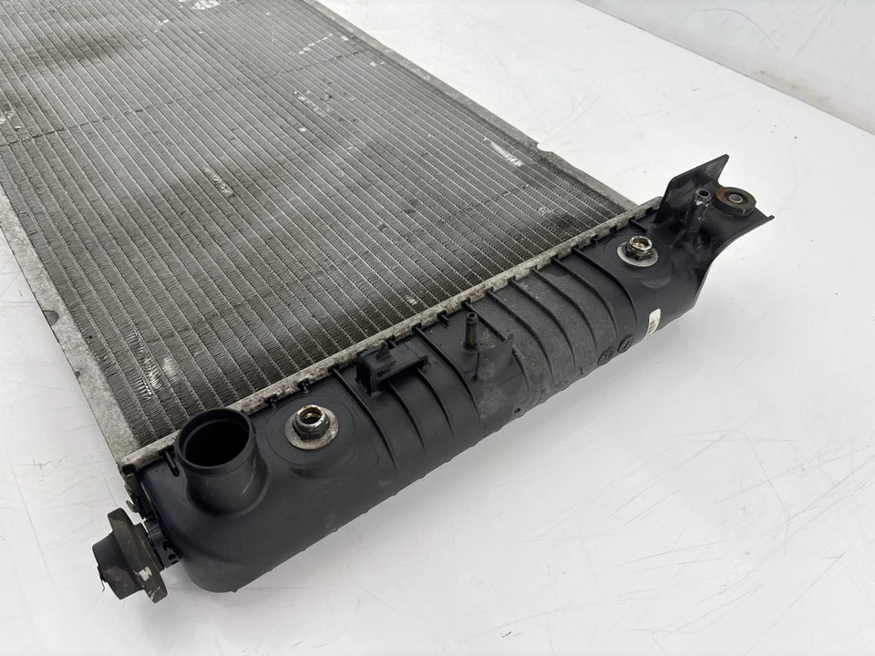 Оригинальный радиатор охлаждения двигателя в сборе для Chevrolet Tahoe 2009-2014 годов выпуска - Изображение 3 из 4