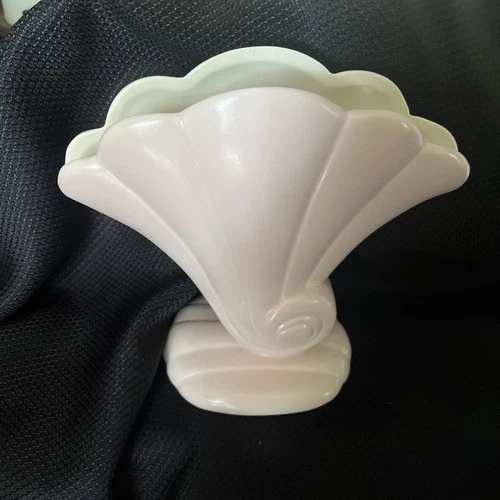 Red Wing Pottery - "FAN SHELL" Vase 899 USA Pink & Cream  7.5 x 7.5 in / {USED}