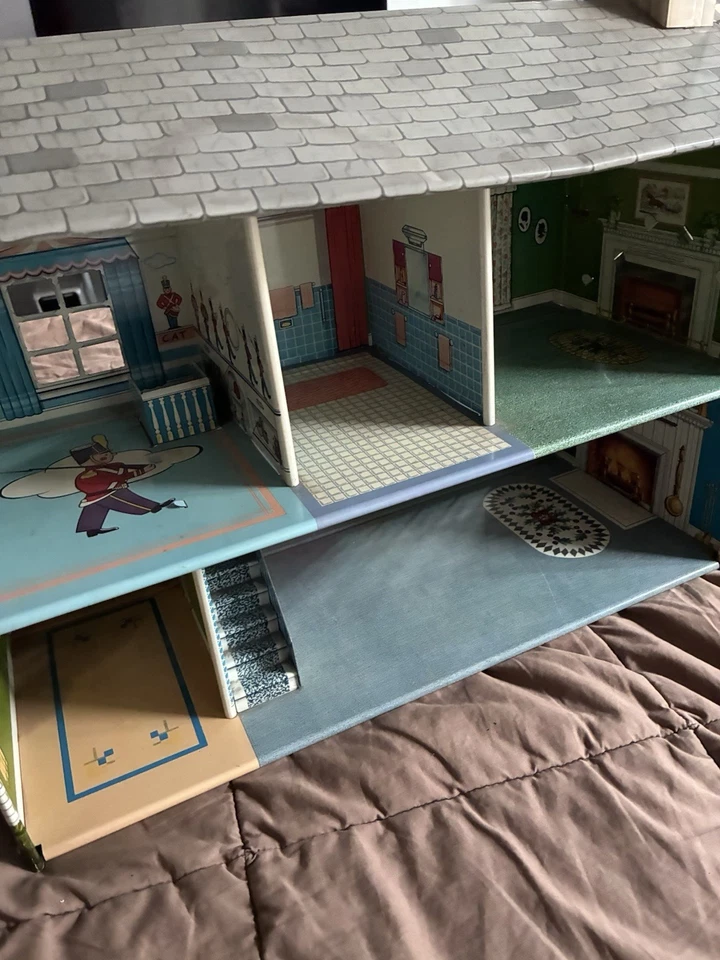 Винтажный оловянный литографический кукольный домик 1950-е Marx 2 этажа с аксессуарами - Изображение 2 из 4