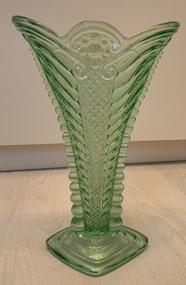Alte grüne Vase ca. 1920 ca. 26 cm ERBSTÜCK stand bei Oma sehr lange Zustand Top