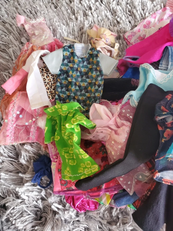 LOTE ROPA MIXTA MUÑECA BARBIE 60 piezas BOLSO de Ropa MUÑECA. Foto 2 de 4