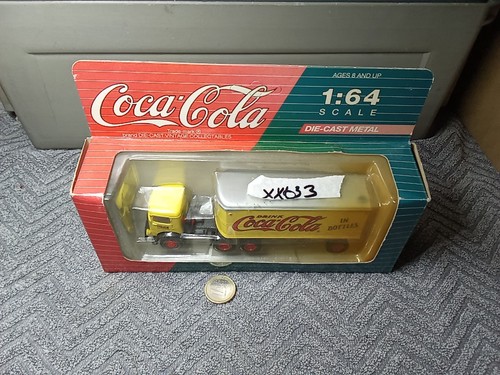 XX633 Coca-Cola 1:64 Mack "Coca Cola" confezione originale 3/2 semirimorchio valigia veicolo vintage nuovo ov - Foto 14 di 14