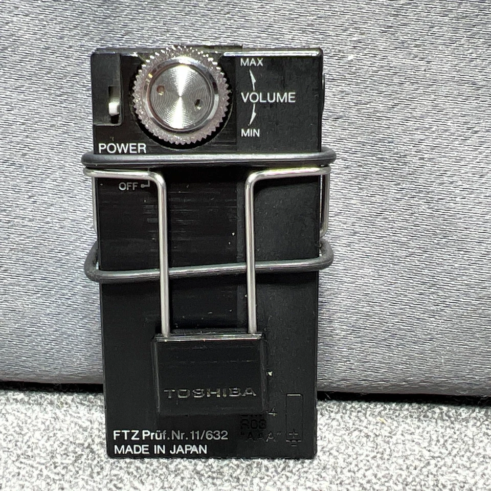 Radio Receptor Estéreo FM Super Mini Toshiba RP-30 De Colección Japón RP-2046 REPUESTOS Foto 3 de 4