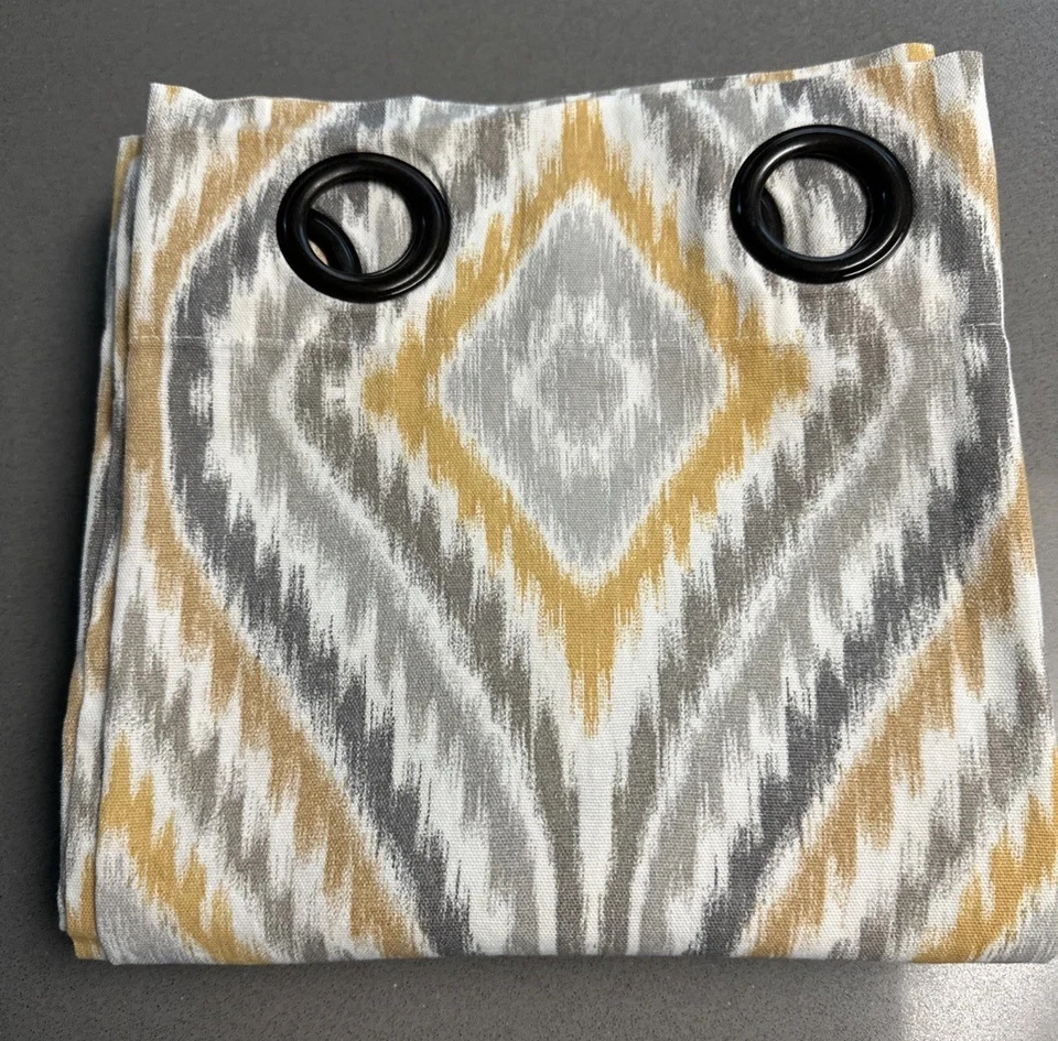 "Cortinas geométricas World Market gris dorado crema 2 paneles 48""x96""" Foto 3 de 4