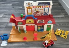 Vintage Fisher-Price Main Street Play Family 2500 Fisher-Price Little People