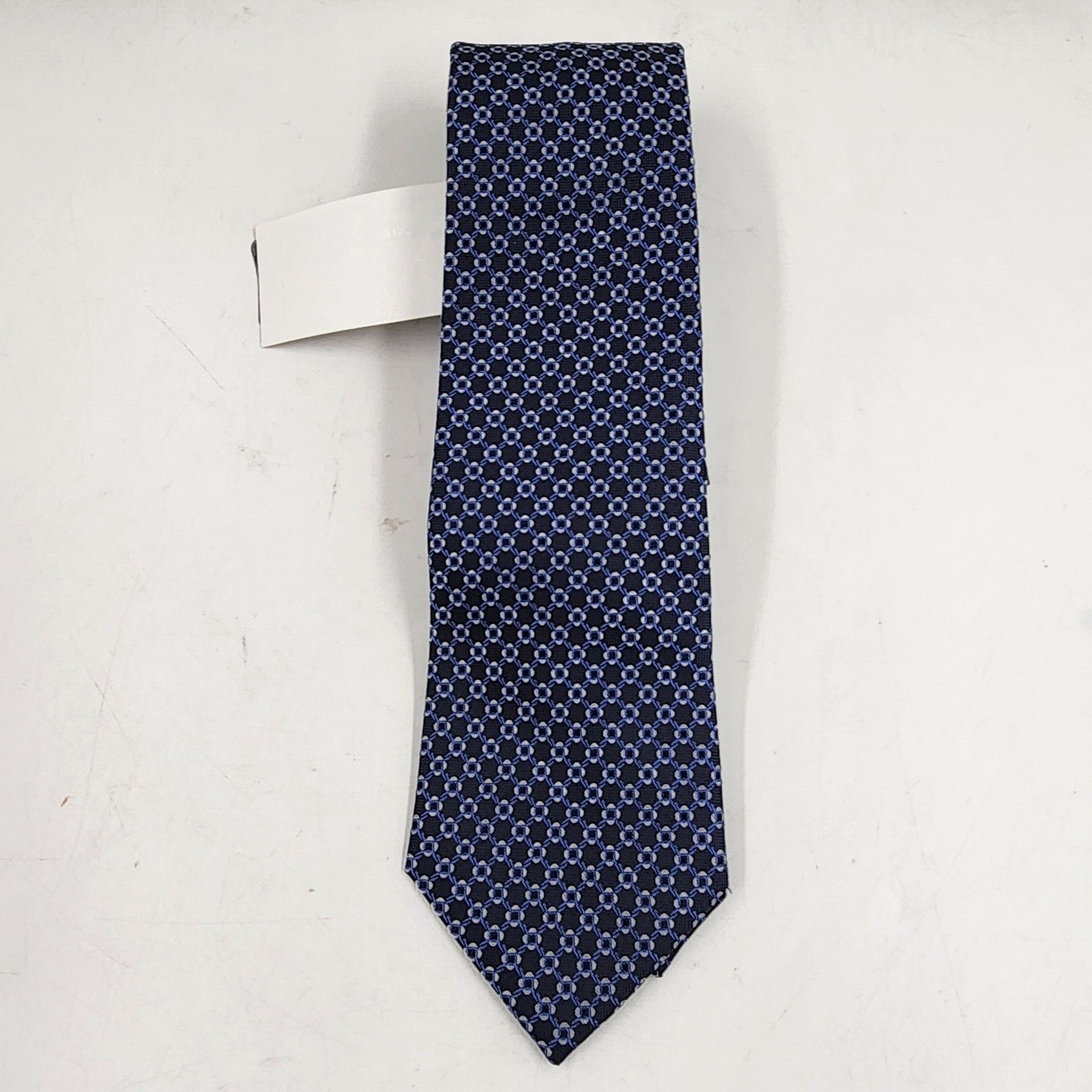 В мужском магазине Bloomingdales представлен классический шелковый галстук в сетку Chainlink Grid Mens 8 темно-синего цвета