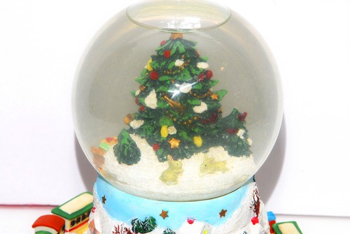 Pfaltzgraf Motion Snow Globe Musical Windup "Deck the Halls" 2000 With Box - Picture 2 of 11