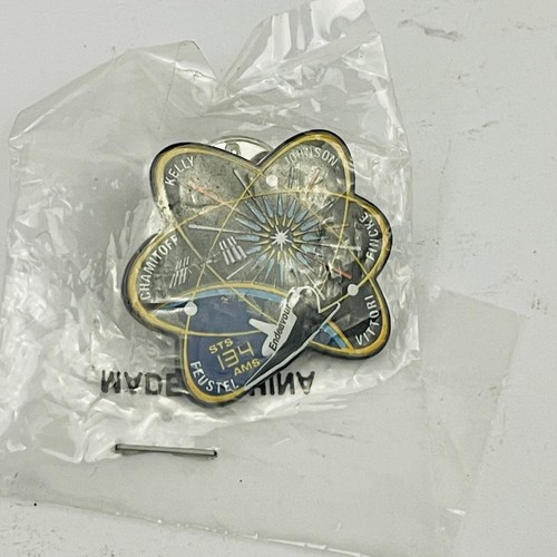 Transbordador espacial de la NASA ENDEAVOUR STS-134 AMS pin trasero Fincke Kelly Chamitoff 2011 - Imagen 2 de 4