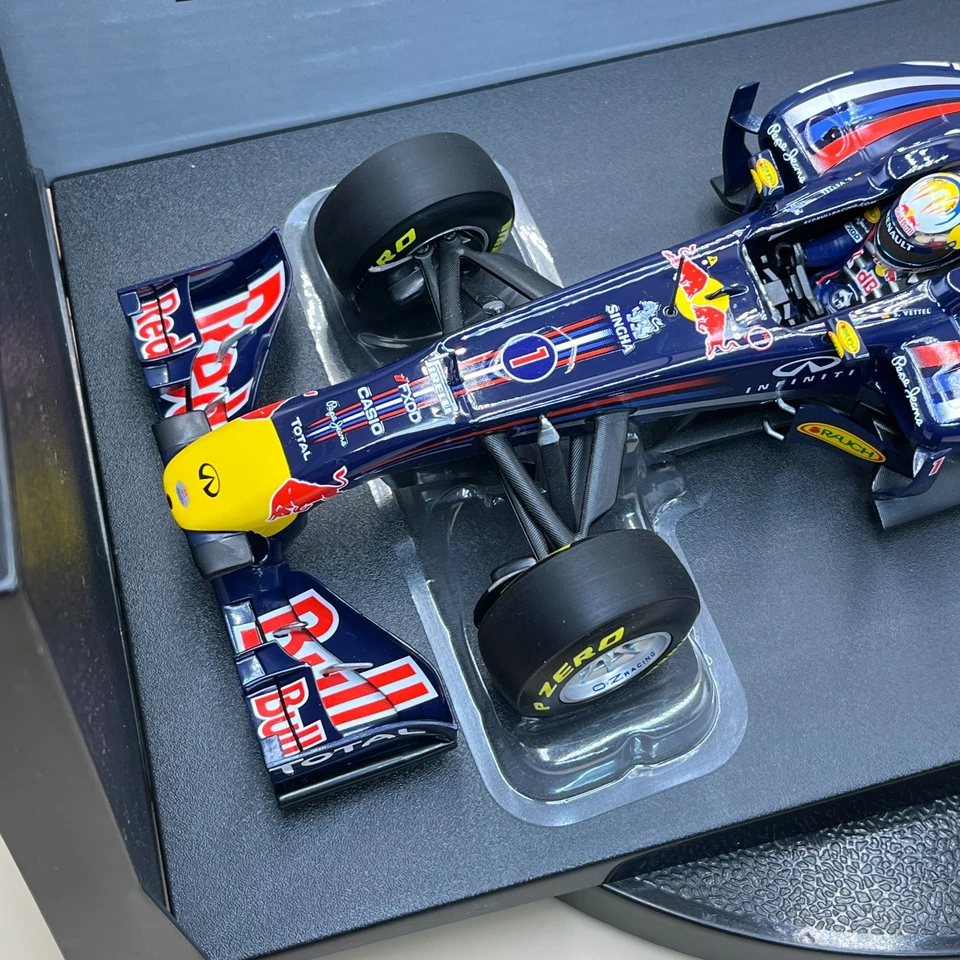 MINICHAMPS 1/18 Red Bull Racing Renault RB7 Sebastian Vettel 2011 110110001 - Image 2 of 4