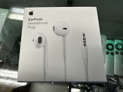 Genuine Apple EarPods with Remote and Mic MD827LL/A 3.5MM Sealed