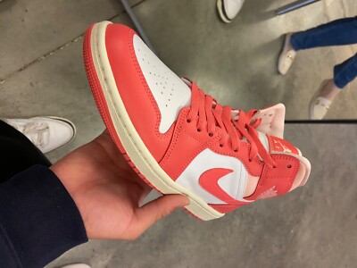 靴 AIRJORDAN 1 Mid Strawberries And Cream Air Jordan 1 Mid Strawberries and Cream Release | Hypebae