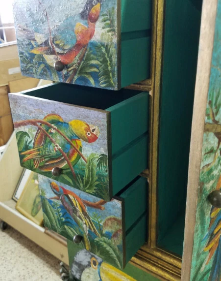 ARMARIO TROPICAL PINTADO A MANO VINTAGE CON LOROS Y TUCANES SOBRE SOPORTE DE HIERRO FORJADO Foto 3 de 4