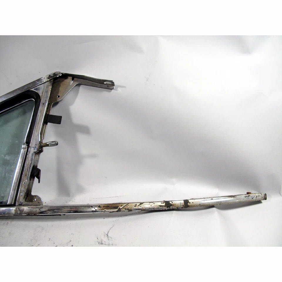Damaged 1969-1976 BMW 2002 Right Front Vent Window w Frame 114 1602 2002tii OEM - Imagem 3 de 4