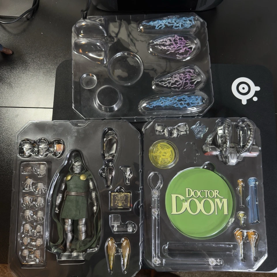 Figura coleccionable Mezco Dr. Doom escala uno:12 Foto 2 de 4