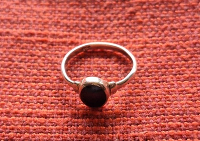925 Sterlingsilber - Feiner Vintage Ring mit einem schwarzen Stein - Größe 57