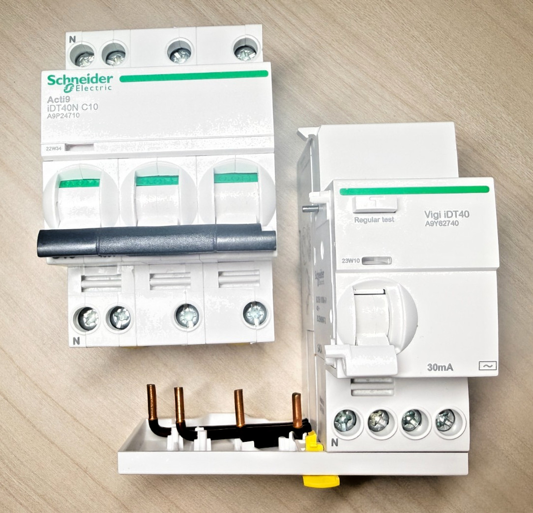 Kit différentiel Schneider 40A triphasé pour sécuriser les pompes à chaleur et machines