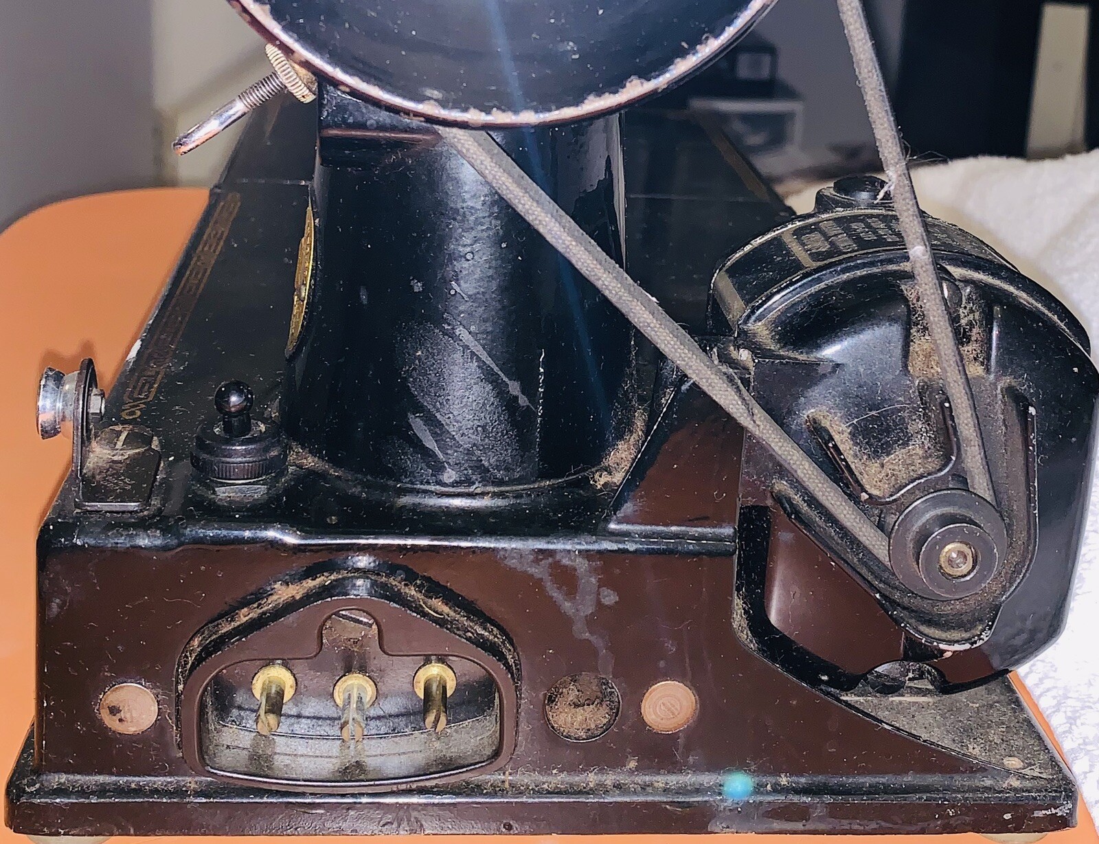 ANTIQUE 1950 SINGER SEWING MACHINE FEATHERWEIGHT MODEL 221 1 SER