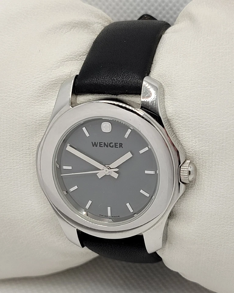 Reloj analógico Wenger para dama tono plata esfera gris correa de cuero negro 092 2040 I1 Foto 2 de 4