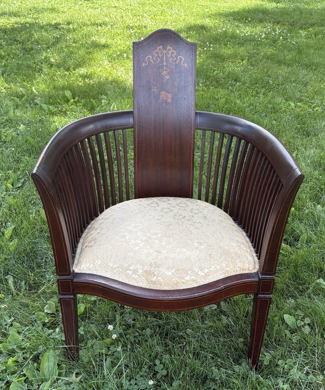 Lovely Antique Edwardian Mahogany Tub Barrel Back Inlaid Chair