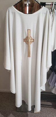PRIEST CLERGY VESTMENT CHASUBLE WHITE W/CELTIC CROSS HARBRO 30