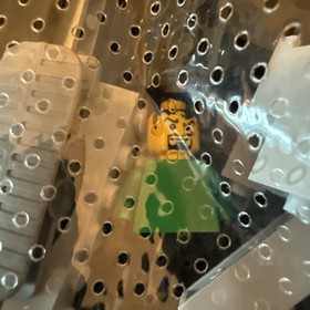 LEGO 8801 CASTLE KNIGHTS ATTACK BARGE  2 minifigures NEW LION CROWN BLUE FLAGS