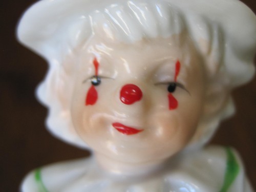 VINTAGE PORCELAIN CHINA 4 3/4" TALL CLOWN-DRUM FIGURINE W/ MULTI-COLORED TRIM - Picture 4 of 11