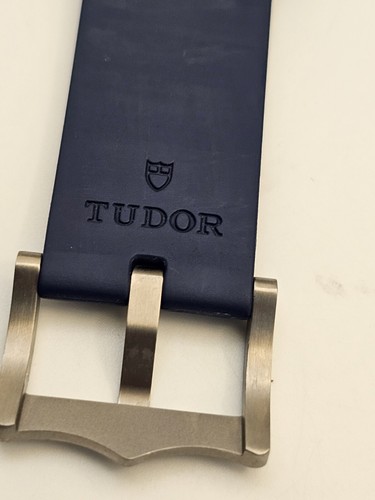 Genuine Tudor Pelagos 22mm Blue Rubber Strap - Picture 14 of 15