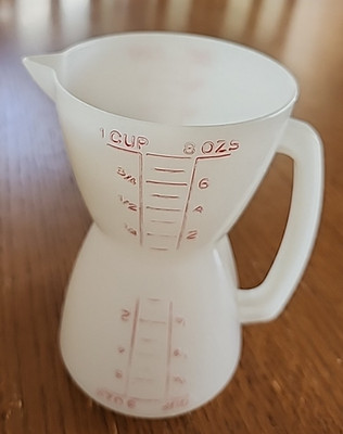 Vintage Tupperware Double 8 oz Measuring Cup #860 Wet/Dry 2 Sided Hourglass 