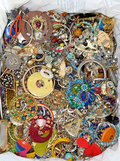 Nice Lot Mixed Vintage & Modern Costume Jewelry 20 Lbs Craft Repair Wear Resale