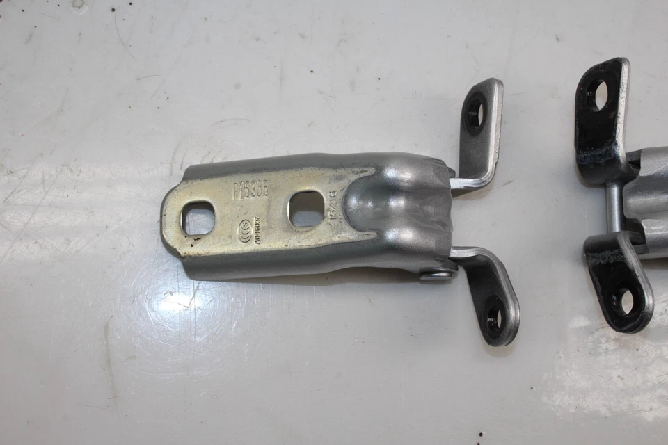 Juego de bisagras de puerta delantera izquierda Cadillac CTS 2014-2019 OEM Foto 3 de 4