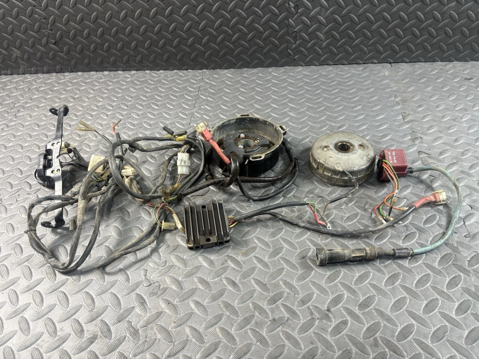 2000 KTM 400 SXC OEM IGNITION ELECTRICAL WIRING COIL FLWYHEEL CDI STATOR COVER