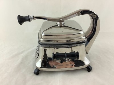 Vintage Star Rite Sandwich Toaster with Bakelite handles & feet. Has cord. Works