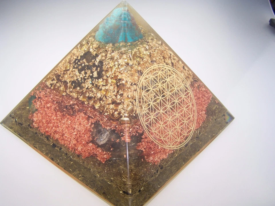 Orgon Orgonit Pyramide 18 cm Chrysokoll Sanidin Olivin Heliotrop Galaxy-Spirale - Bild 3 von 4