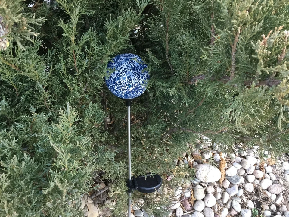 Bola de luz de vidrio mosaico azul solar, decoración de jardín paisaje globo multicolor LED Foto 3 de 4