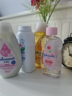 Johnson's Baby Shampoo, Lotion, Öl & Puder Bad und Pflegeset