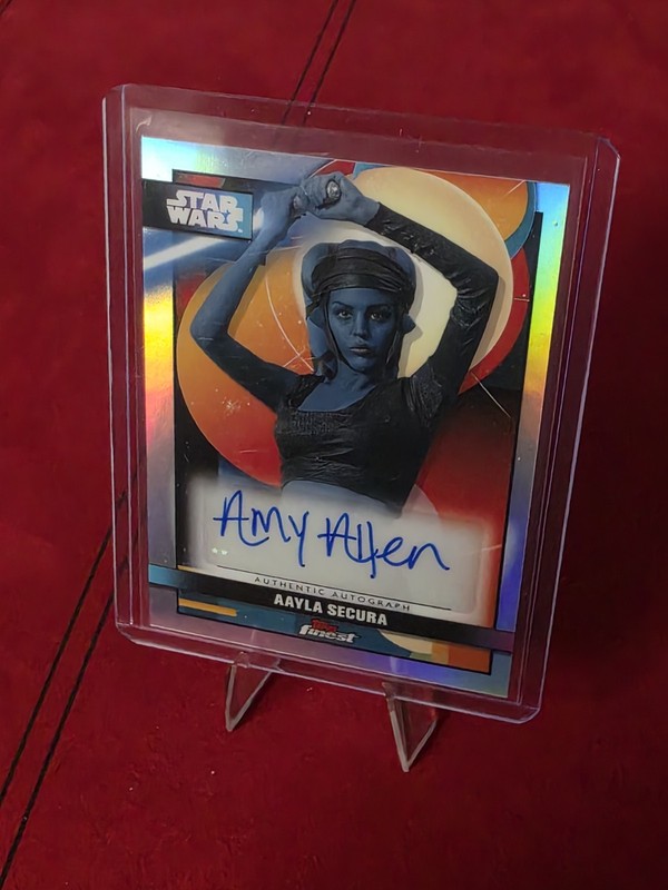 2025 TOPPS STAR WARS SMUGGLERS OUTPOST AMY ALLEN AAYLA SECURA AUTO Refractor 