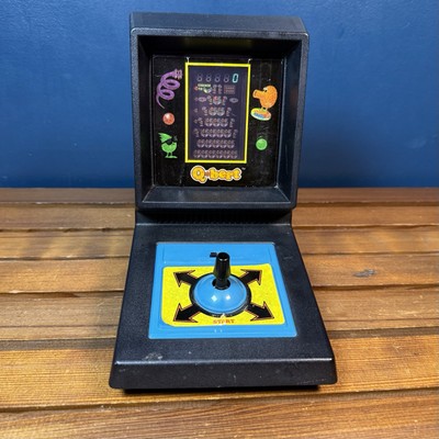 VINTAGE Q-Bert Qbert 1983 Tabletop Mini Arcade Game Parker