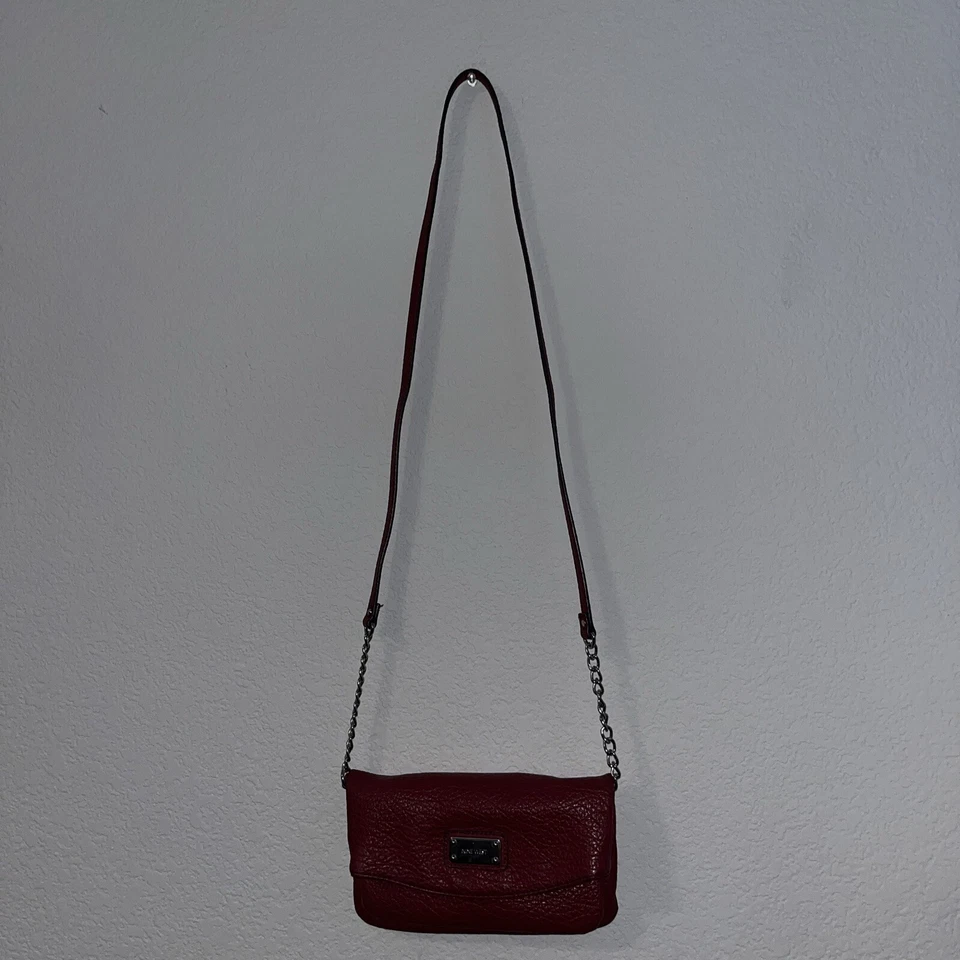 Bandolera convertible Nine West para mujer muñeca o bolso sin asas cartera de cuero sintético rojo Foto 2 de 4