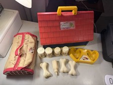1986 Pound Puppies - Pup  s Pad Doghouse Playset - With Newborns Carrier Kennel
