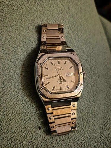 Seiko Vintage Sports 100 SQ Quartz Men's Day/Date Watch Works Fine