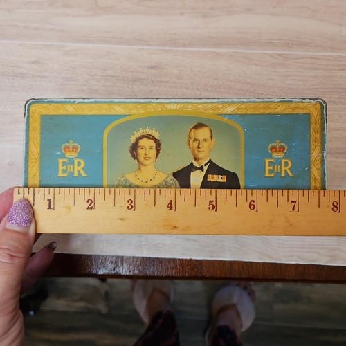 Vntg Comm Tin Of Queen Elizabeth II & Prince Phillip Prod By Meredith & Drew - Picture 10 of 12