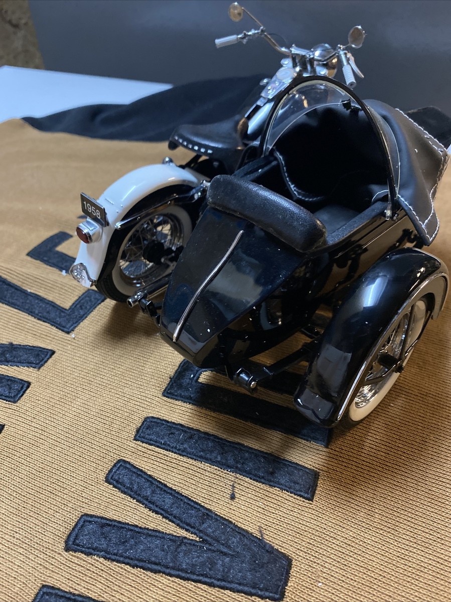 オートバイ・バイク The 1958 Harley-Davidson 1/10 Franklin Mint 1/10 Diecast 1958 Harley Davidson Duo-Glide w