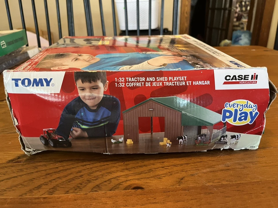 TOMY Everyday Play 1:32 Scale Tractor And Shed Playset (open Box) - Image 3 of 4