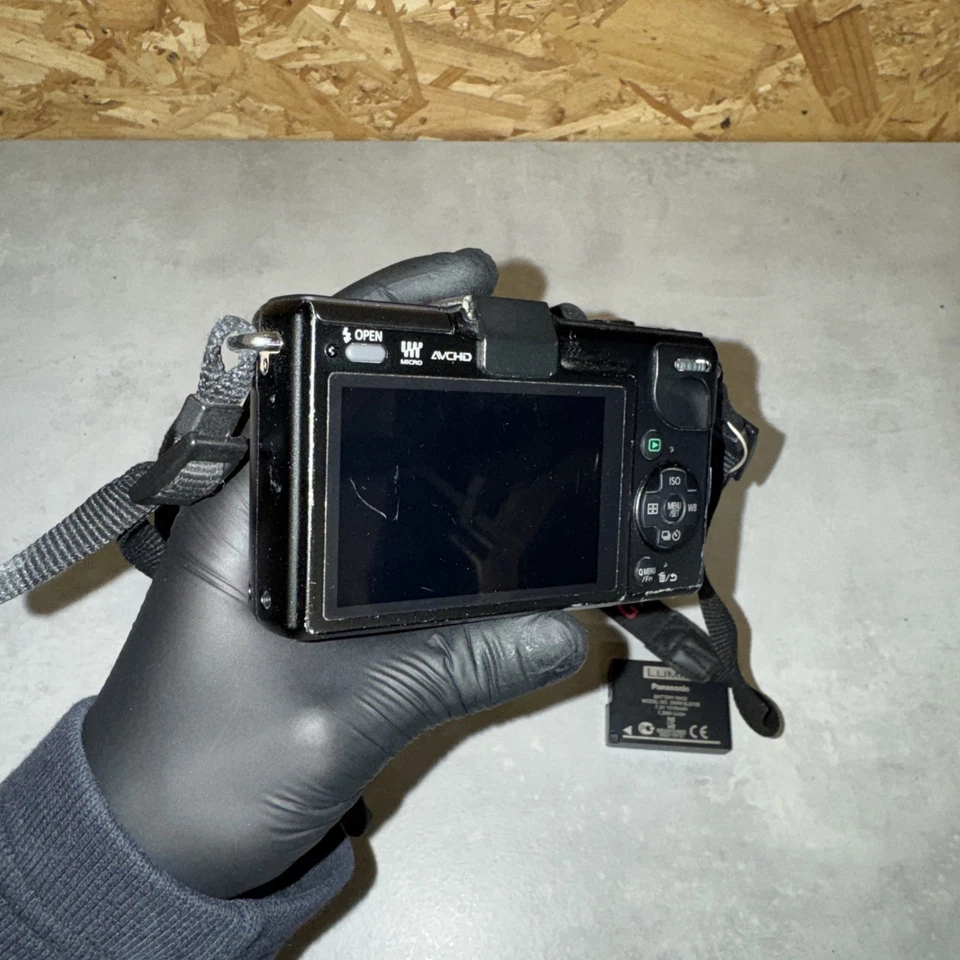 Panasonic Lumix DMC-GF2 Micro Four Thirds Mirrorless Digital Camera Body +Extras, photo 4 of 5