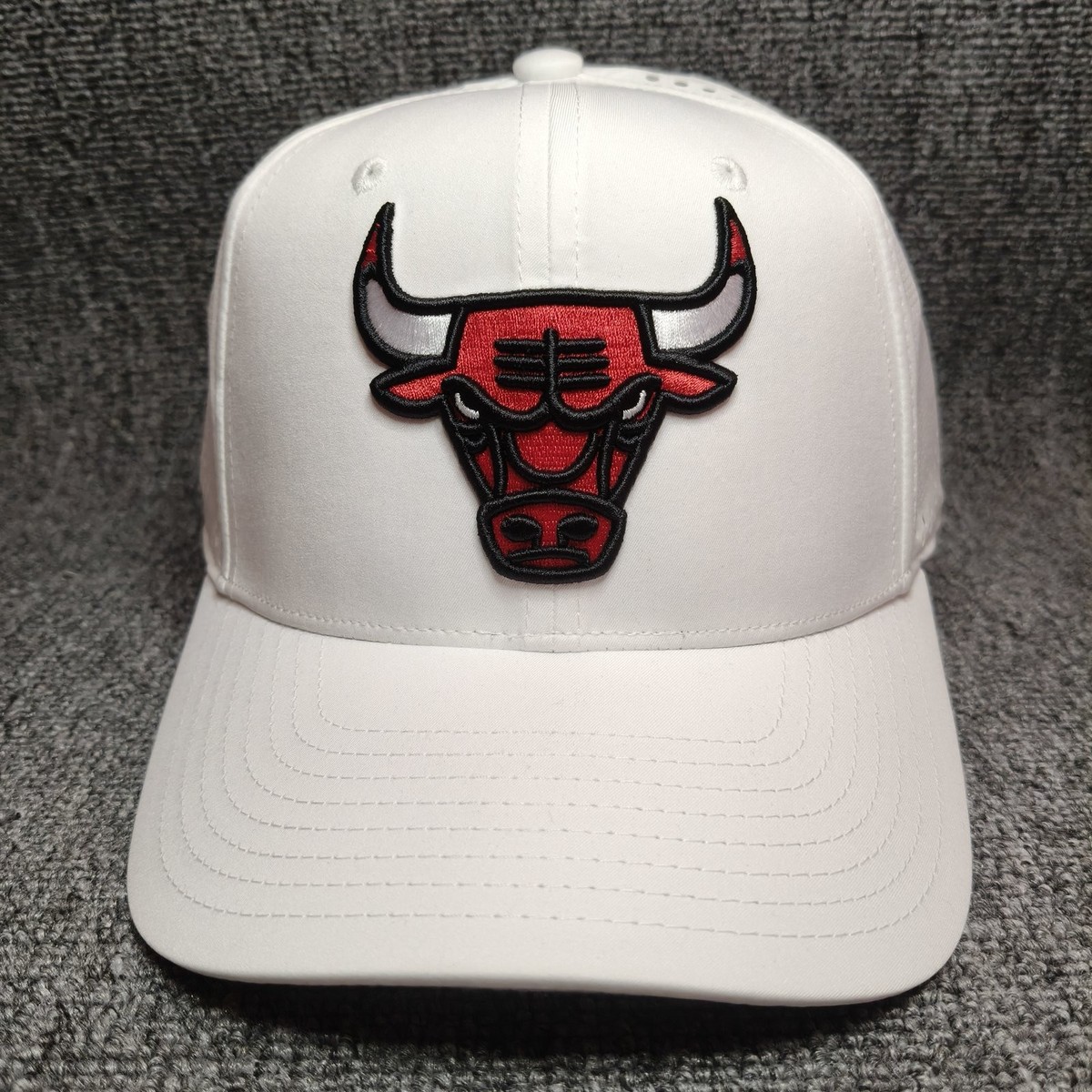 Mitchell & Ness Chicago Bulls NBA White Snapback Cap Curved Brim Hat