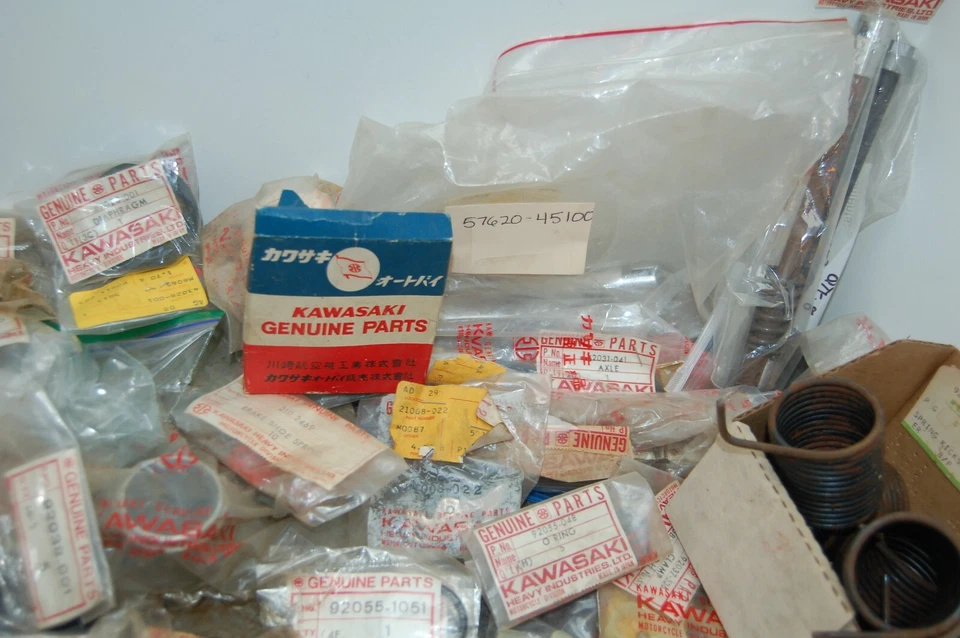 ЛОТ ИЗ НОВЫХ ИЗ СТАРЫХ ЗАПАСОВ 126 ДЕТАЛЕЙ KAWASAKI БОЛЕЕ 15 ФУНТОВ ДЕТАЛЬ # ПЕРЕЧИСЛЕННЫЕ ПРУЖИНЫ ВАЛ ОСИ - Изображение 3 из 4