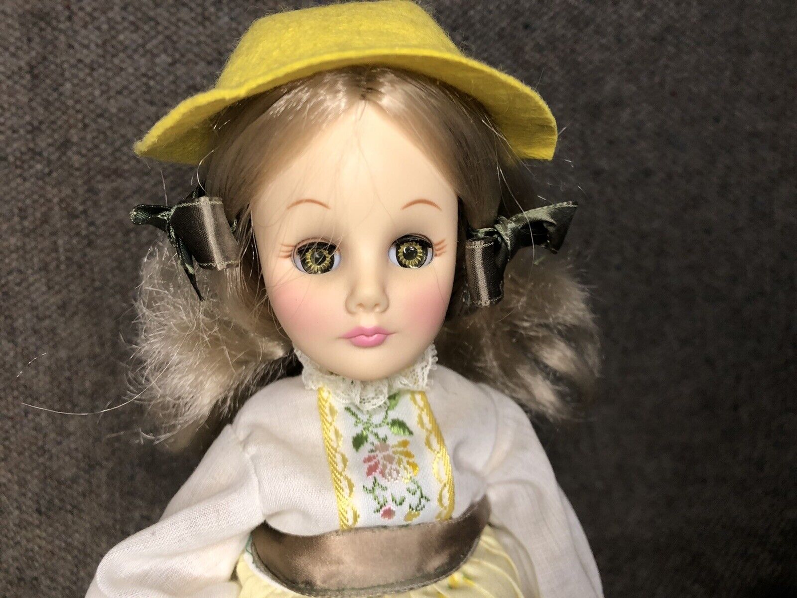 VTG 1976 Effanbee #1176 Porcelain Doll 11 '' Sleepy Eyes Yellow Dress Blonde